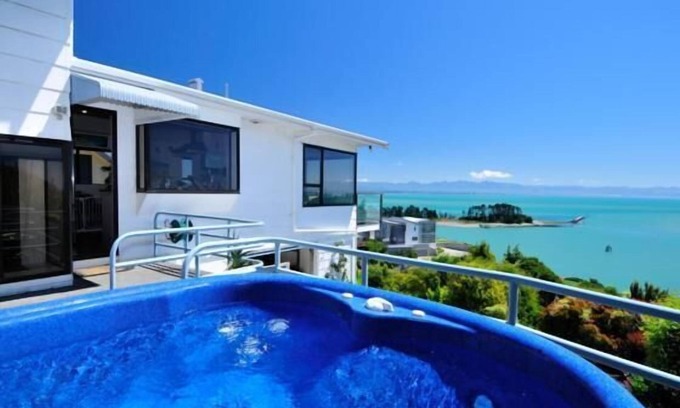 Stepneyville House | 'Ocean Dreaming' with Views and Spa Pool