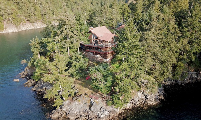 Pender Island House | Ocean Front- 8 bedroom luxury vacation home featuring boat moorage and kayaks