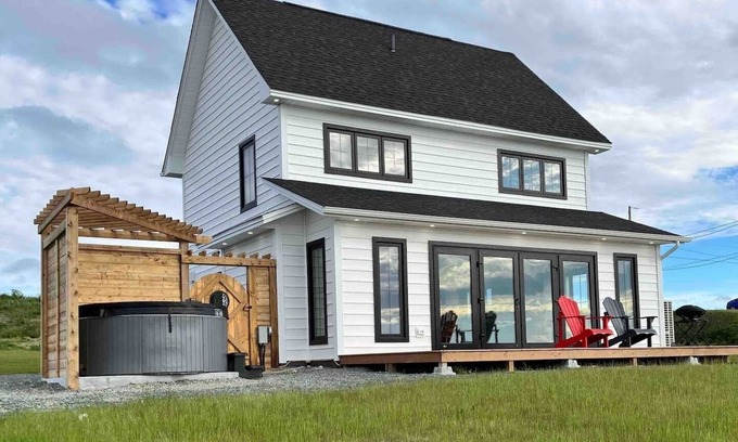 Port de Grave House | Ocean Front Saltbox 'SeaForever' w/Hot Tub