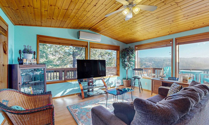 Brookings Cabin | Ocean/mountain view home in Boardman Scenic Corridor with great deck