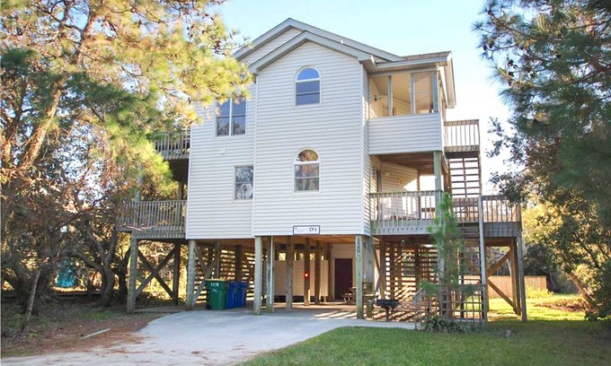 Corolla Village House | Ocean-side home with solar-heated pool & hot tub - dog-friendly
