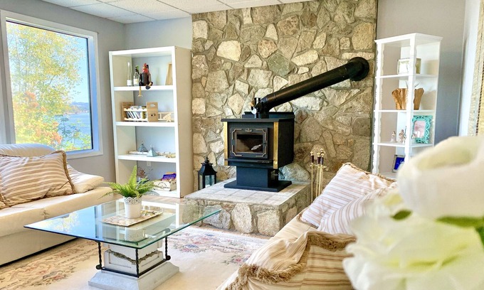 North Saanich House | Ocean view. 2 bedrooms & pets-friendly.