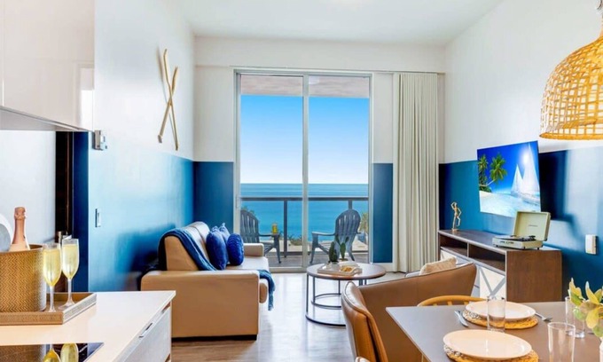 Hollywood Apartment | Ocean View Balcony– Rooftop Pool & Hot Tub+ Gym