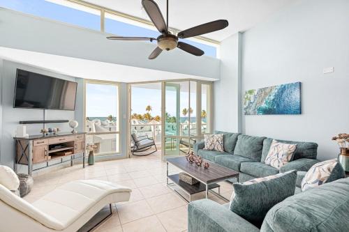 Herreras Apartment | Ocean View Penthouse with pool, beachfront complex apts