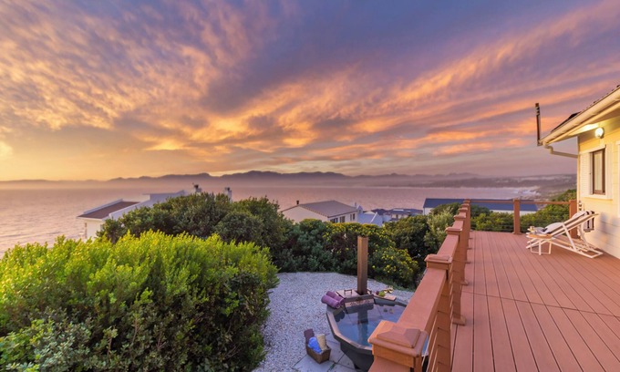 De Kelders House | Oceanfront bungalow 3 br 2ba WiFi, fireplace, modern kitchen, Solar with backup