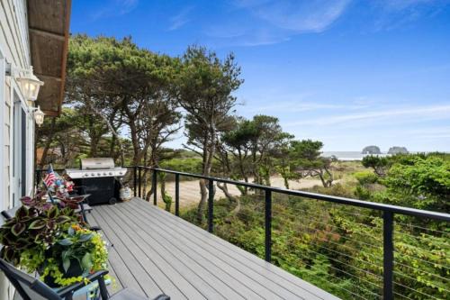 Rockaway Beach House | Oceanfront Family Cabin 4 Br Wrap-around Deck