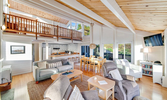 Gualala House | Oceanfront home close to town w/stunning views, WiFi, & fireplace - 1 dog OK