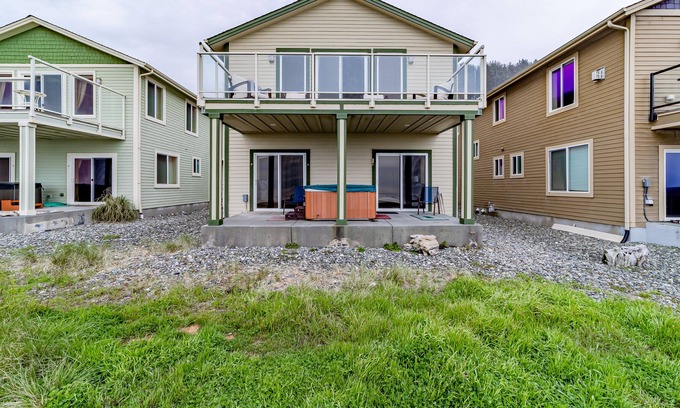 Gold Beach House | Oceanfront home with stunning ocean view, hot tub, deck, & WiFi - dogs ok