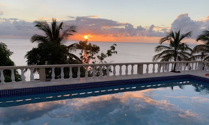 Olveston Villa | Oceanfront luxury - 4 beds, AC, 3 bedrooms, king bed, WiFi, gated