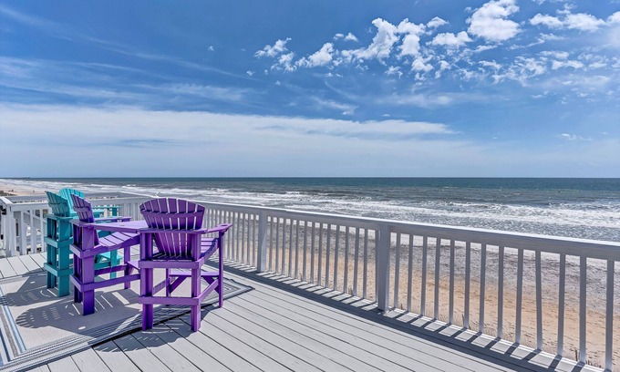 Surf City House | Oceanfront Paradise with Amazing Views, Hot Tub!