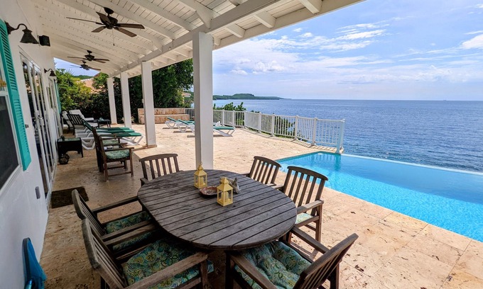 Soto House | Oceanfront Villa in Private Residential Area