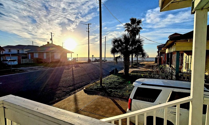 San Jacinto House | Oceanside right next to the beach!