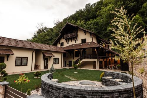 Sugag House | Odaia Vanatorului