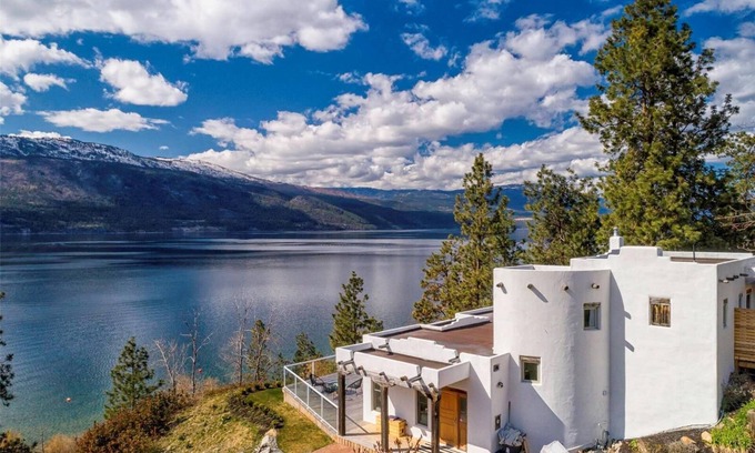 Central Okanagan House | Okanagan Lake Paradise in a Stunning Sante Fe Home