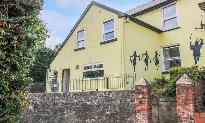 Bishops Castle Cottage | OLD BRICKLAYER'S ARMS, pet friendly in Bishop's Castle