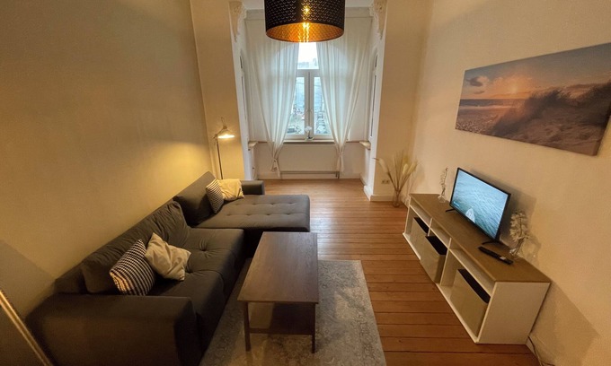 Klushof Apartment | Old building vacation apartment in the Goethe district - luxury bathroom, WiFi & space for 4 people