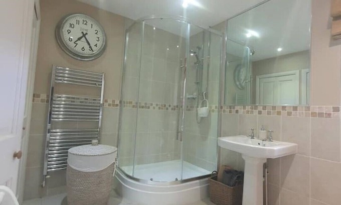 Bursledon Cottage | Old Bursledon Cottage, Dog Friendly With Private Hot Tub.nclose to River Hamble