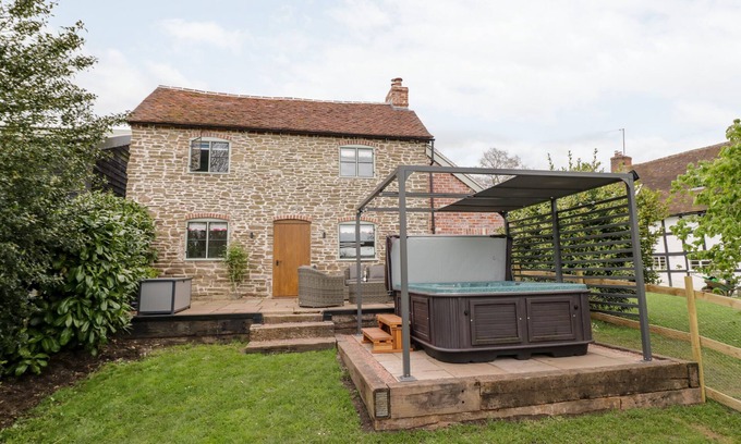 Tenbury Wells Cottage | OLD FARM COTTAGE, pet friendly, with hot tub in Tenbury Wells