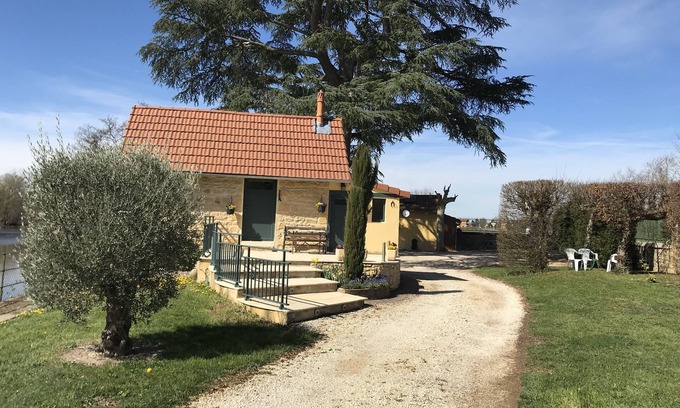 Saint-Nizier-sous-Charlieu House | Old fisherman's cottage renovated on the banks of the river sure beautiful closed ground.