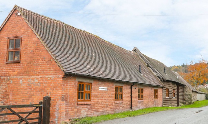 Church Stretton Cottage | OLD HALL BARN 4, pet friendly, with hot tub in Church Stretton