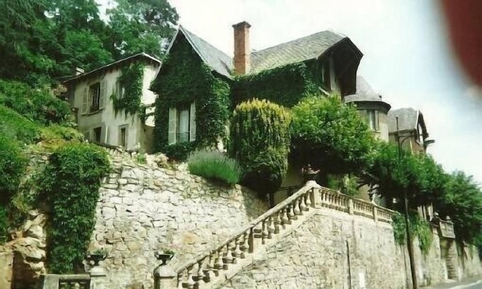 Saint-Nectaire House | Old house with character. Walled garden . Swimming pool and shops at 300 m