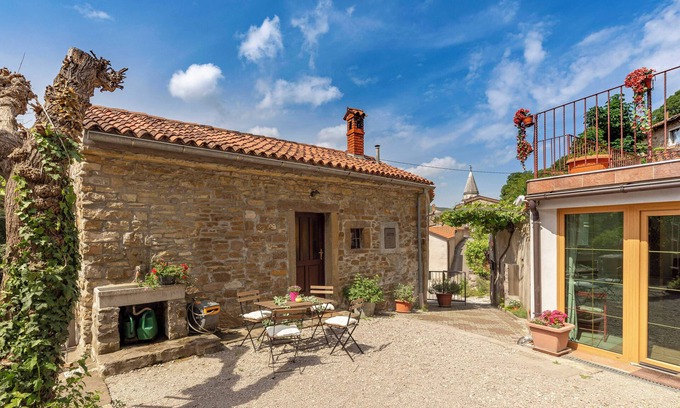Koper House | Old Istrian house under the rock in Ospnn