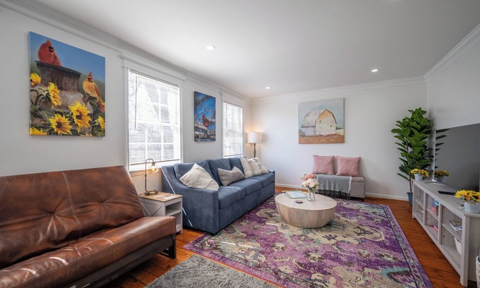 Old Town Alexandria House | Old Town Alexandria King St Historic Off Street Parking 99% Walk Score Suite