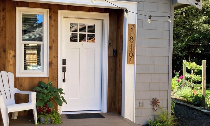 Tumwater House | Oly Oasis - charming bungalow in Olympia with WiFi, AC and your own backyard!n