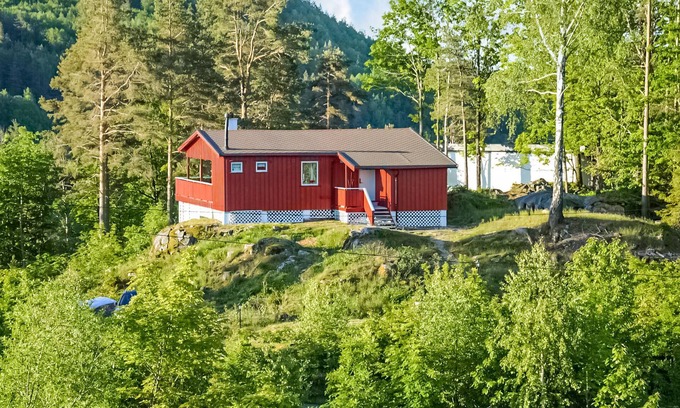 Kragero House | On a hill welcomes you this cozy cottage with a short way to the sea.