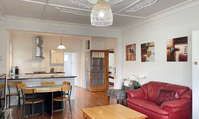 Johnsonville House | on bus route, handy location