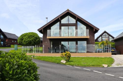 Winnard's Perch House | ON-SITE WATERSPORTS family lodge