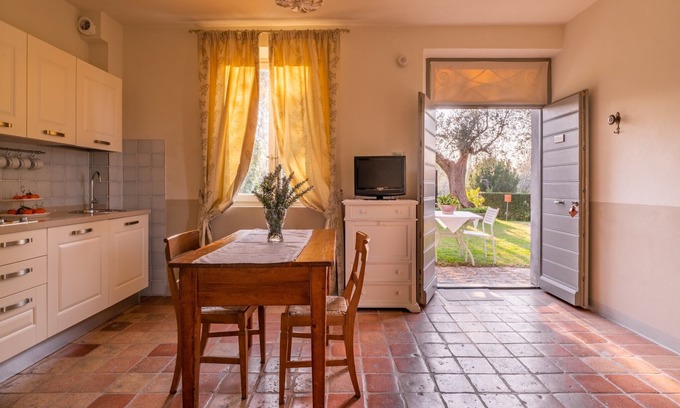 Santa Veneranda Apartment | On the ground floor of an old farmhouse, in the countryside with a swimming pool