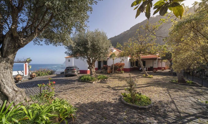 Ponta Delgada House | On the North Coast, by the sea - Casa do Terreiro