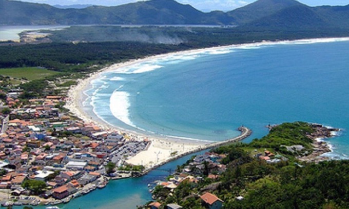 Barra da Lagoa Apartment | One-bedroom apartments with air conditioning, pool and barbecue on the patio