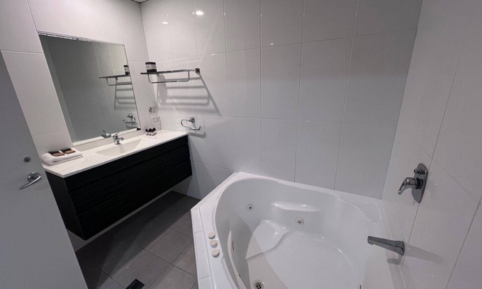 Hamilton Apartment | One Bedroom Deluxe Spa Apartment