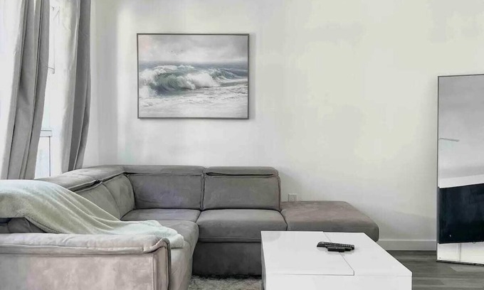 Lauderdale Beach Apartment | One Bedroom Suite w/Sleeper Sofa 2 min walk 2Beach
