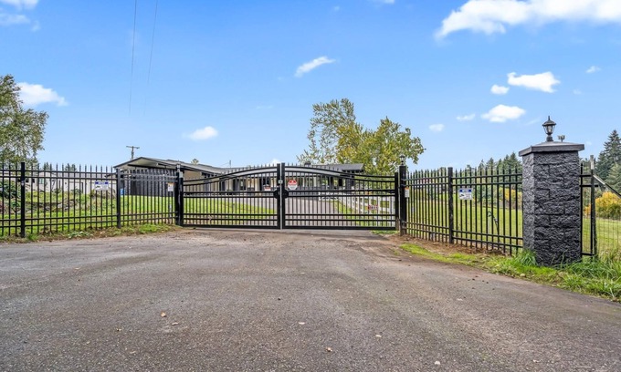Ridgefield House | One level Home w/hot tub minutes from Ilana Casino on Acreage. Close to freeway