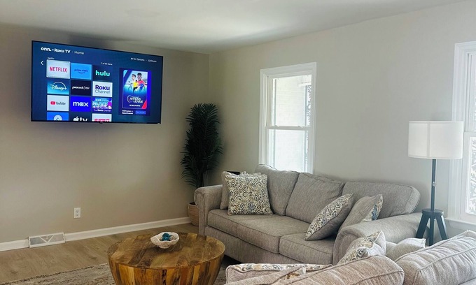 Smithfield House | One Love Oasis 3BR Retreat