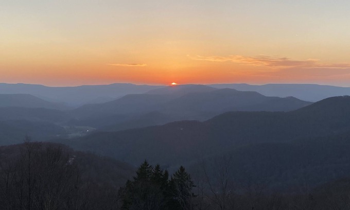 Snowshoe House | Open for Blues & Brews! Shuttle to festival, hike, bike, sunsets, hot tub