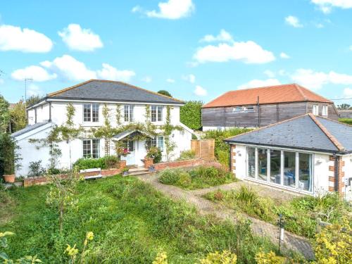 Hunston Apartment | Open Plan Dog Friendly Annexe Sleeping 2 I Near Local Beaches & Chichester with FREE Parking