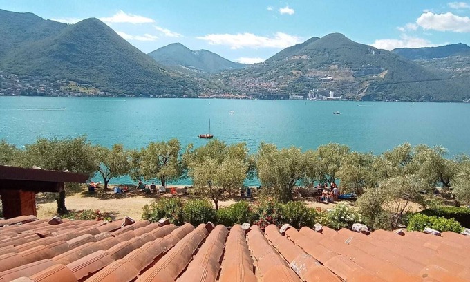 Sensole Apartment | Open space lakefront apartment with pool in Monte Isola
