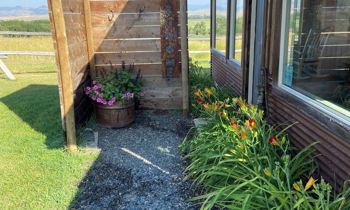 Whitehall House | Orchard House On The Jefferson River Close to Renova Hot Spring & Copper K Barn
