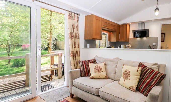 Staplefield Cottage | ORCHARD LODGE, pet friendly, with a garden in Bolney