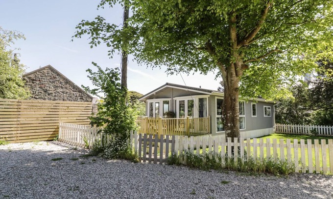 Llanengan Cottage | ORCHARD LODGE, pet friendly, with hot tub in Abersoch