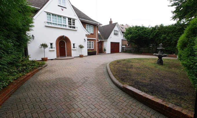 Winton House | Orchid House - 3 bedroom family accommodation with indoor play station