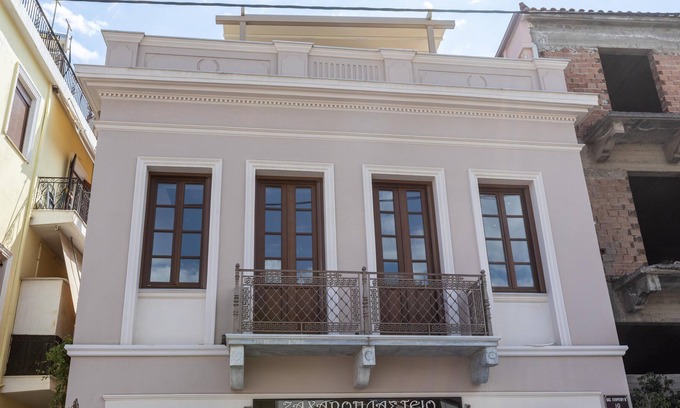 Gythio Apartment | Orion Maison: Luxury 3-bedroom maisonette in the center of town