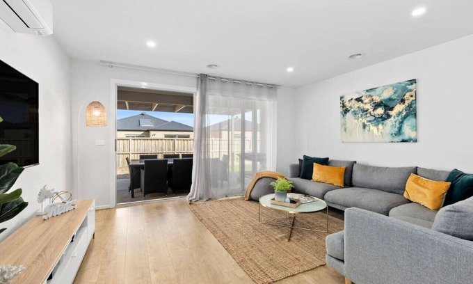 Armstrong Creek House | OSCAR - A Tranquil Armstrong Creek Home + NETFLIX