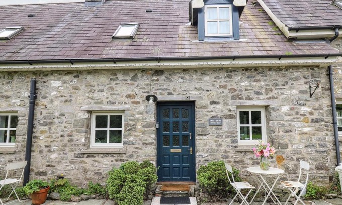 Llandeilo House | Otters Holt