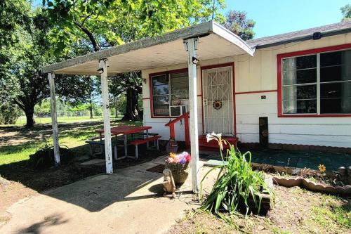 Wills Point House | Our Hummingbird Cottage FREE FOOD