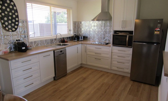 Tiddy Widdy Beach House | Our Little Beach - FREE WIFI - Off Peak Special!